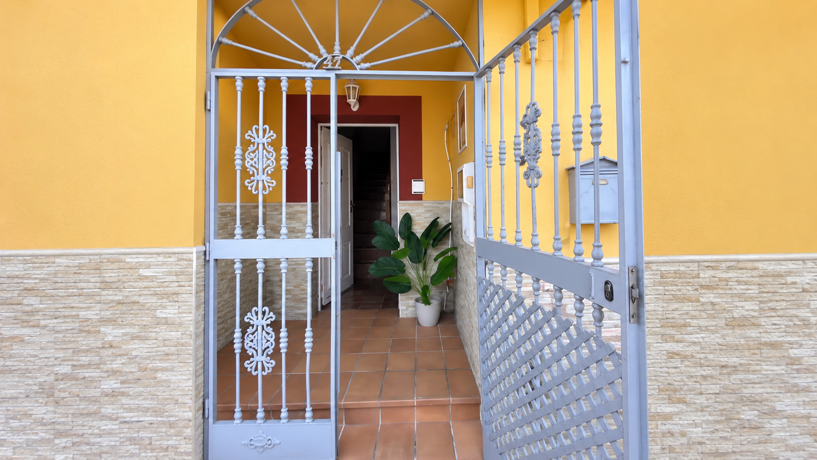 Entrada de una vivienda gestionada por RentaliaPro en Málaga